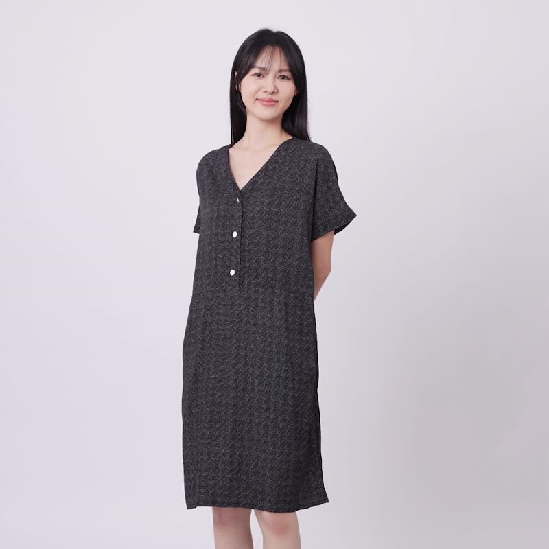 Chloe半开襟V领腰剪接口袋洋装/黑白細格 - 洋装/连衣裙 - 棉．麻 黑色