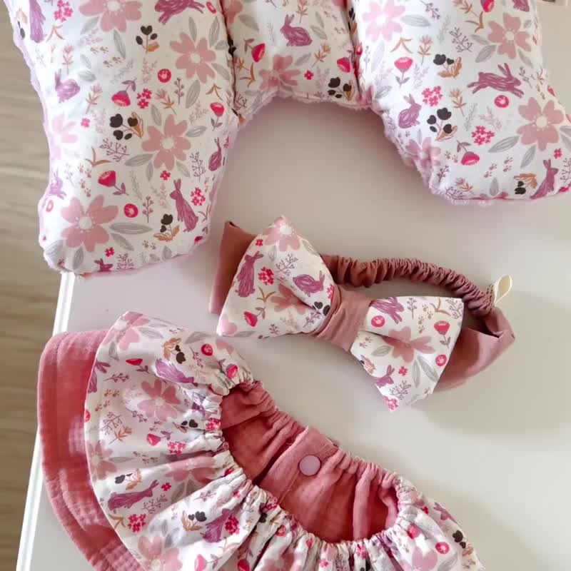 花间粉兔 弥月礼盒三件组 手工豆绒蝴蝶枕 双层荷叶围兜 宝宝发带 - 满月礼盒 - 棉．麻 