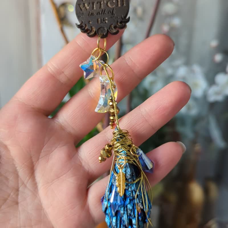 女巫扫帚汽车后视镜吊饰 - Aura Peacock 蓝晶石扫帚棒 OOAK - 墙贴/壁贴 - 宝石 蓝色