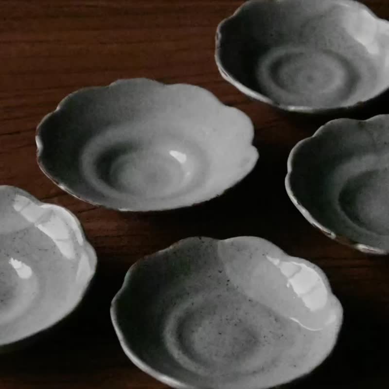 牛奶芝麻 / 小花碟 - 盘子/餐盘/盘架 - 陶 