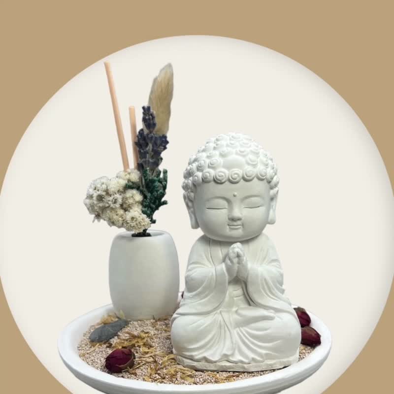 禅风设计 净念吉祥小佛之顺德 永生花圆盘组合 香氛艺术摆件 - 香薰/精油/线香 - 水泥 白色