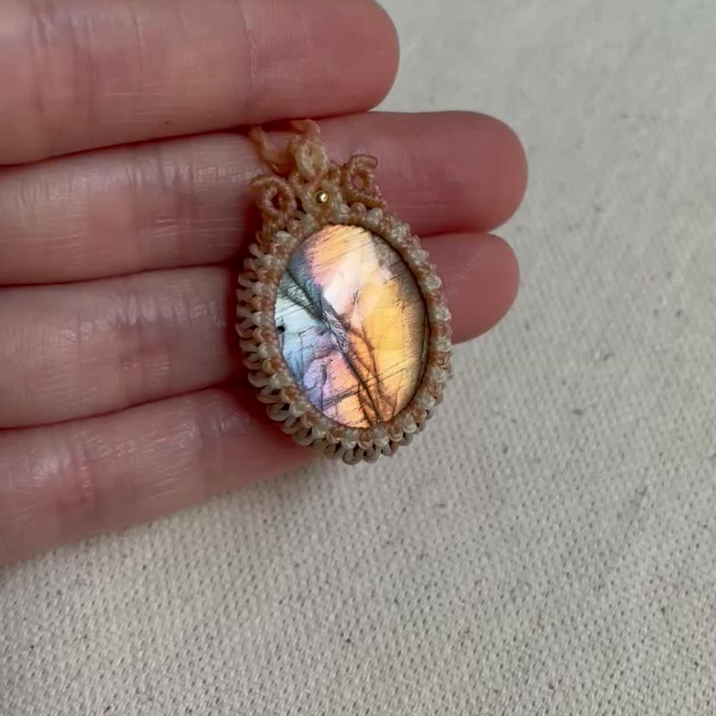 蜡线编织/粉彩暖黄光拉长石项链 - 项链 - 水晶 黄色