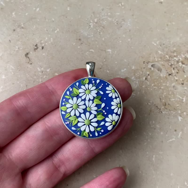 Daisy Pendant Necklace Clay Applique Floral Necklace Unique Handmade Jewelry - 项链 - 粘土 蓝色