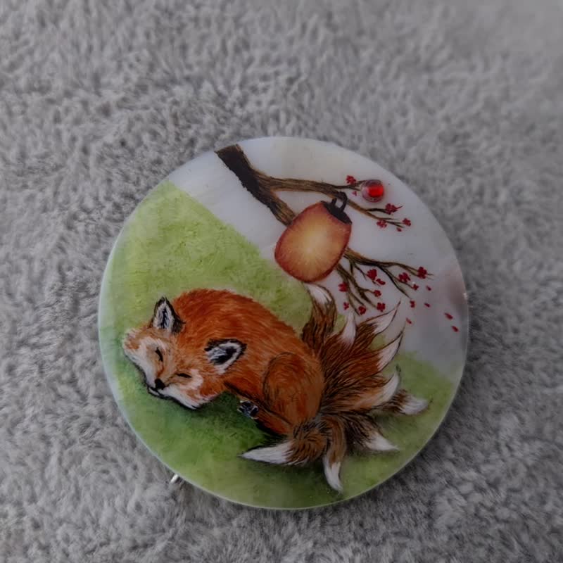 Kitsune brooch, real oil painting miniature on mother of pearl. Kitsune fox pin - 胸针 - 其他材质 多色