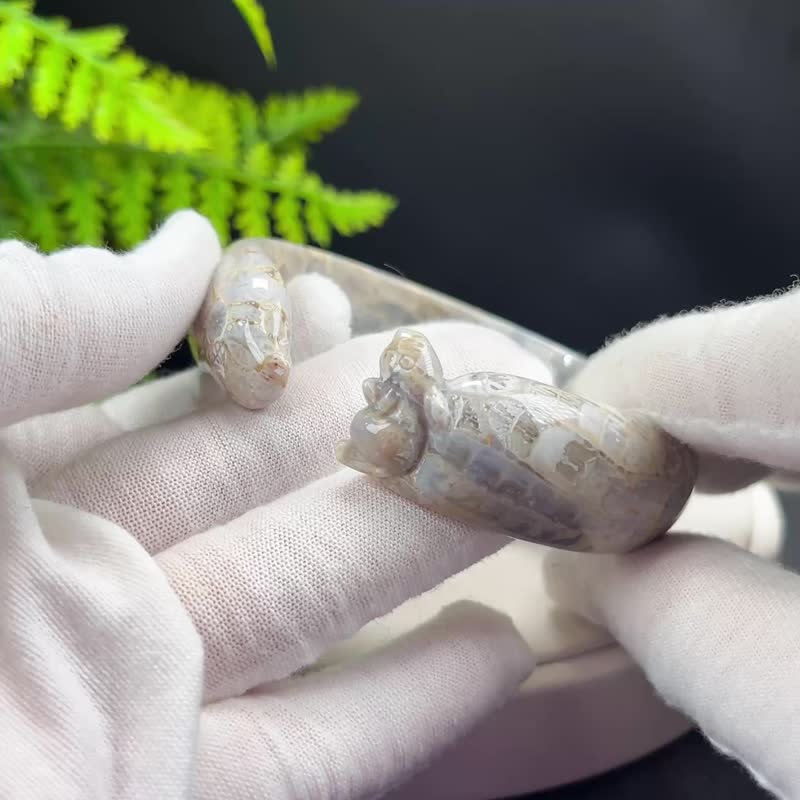 高等级 冰蓝灰色开口珊瑚玉手镯 61MM 晶洞玻璃花凤尾纹 雕刻松鼠 - 手链/手环 - 玉石 
