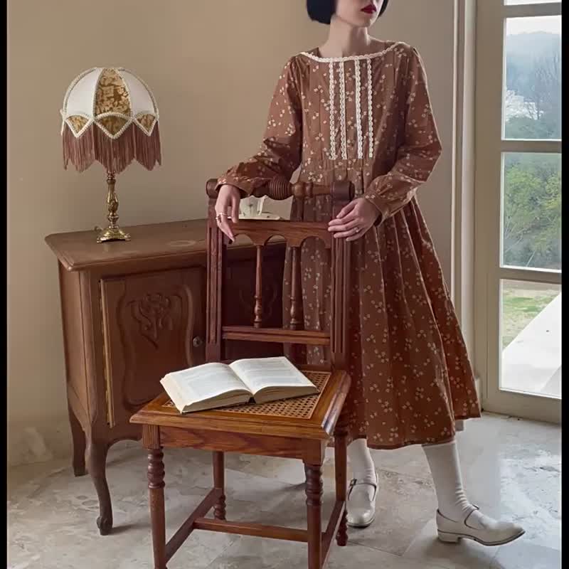 棕色花花 棉質親膚一字花邊拼接小方領洋裝  褶皺風琴日系連身裙 - 洋装/连衣裙 - 棉．麻 咖啡色