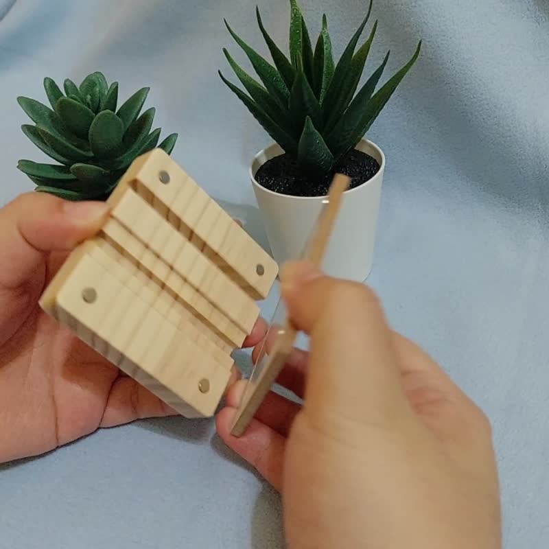 十二星座系列 柚木 多功能方块化妆镜手机架 狮子座 客制化礼物 - 手机座/防尘塞 - 木头 黄色