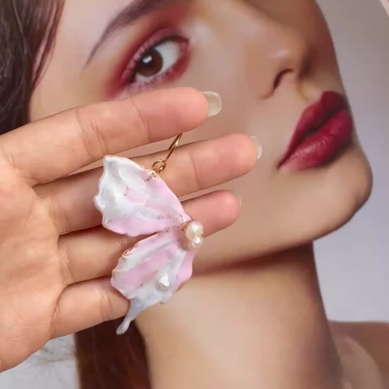 双面配戴粉蓝色蝴蝶翅膀耳环滴胶耳勾 - 耳环/耳夹 - 珍珠 粉红色