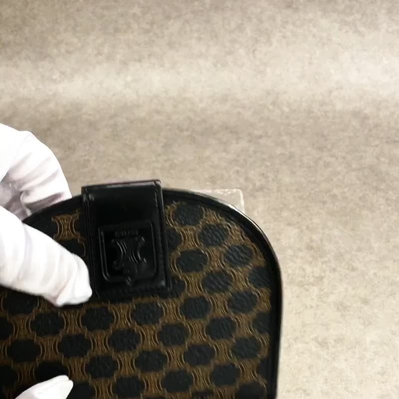 【日本直送名牌中古包】CELINE  સੇલીન 马卡龙长夹 黑色 压印Logo PVC皮革 双折短夹 轻巧钱包 hdn5d2 - 皮夹/钱包 - 防水材质 黑色