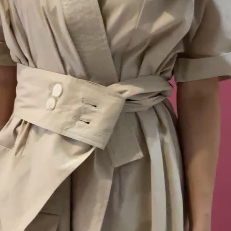俐落感-风衣结构连身衣-杏色 - 女装上衣 - 棉．麻 金色