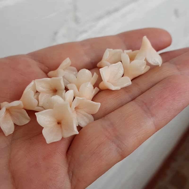 Pearl/ Beige flower Beads 10-12 mm , Beige inside, pearl at the edges. - 零件/散装材料/工具 - 塑料 多色