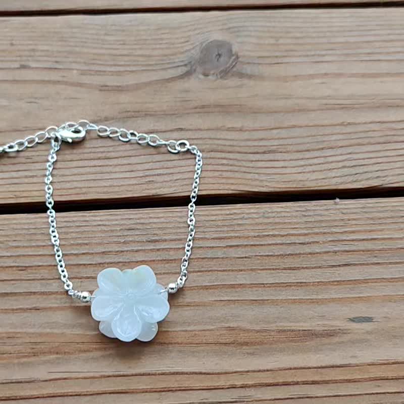 【亲翠】天然翡翠 白冰飘花胎记手感雕刻单花银手链 - 手链/手环 - 玉石 白色