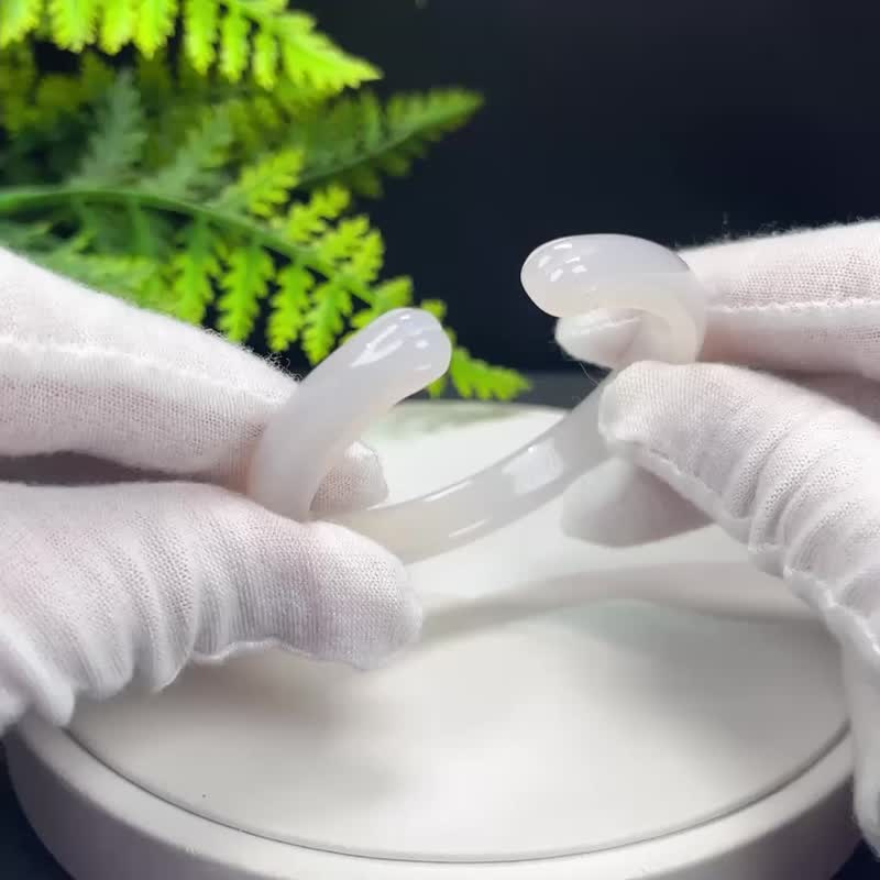 白玛瑙猫爪手镯 53MM 开口镯冰润起刚玉髓手环 平安吉祥 辟邪护身 - 手链/手环 - 半宝石 白色