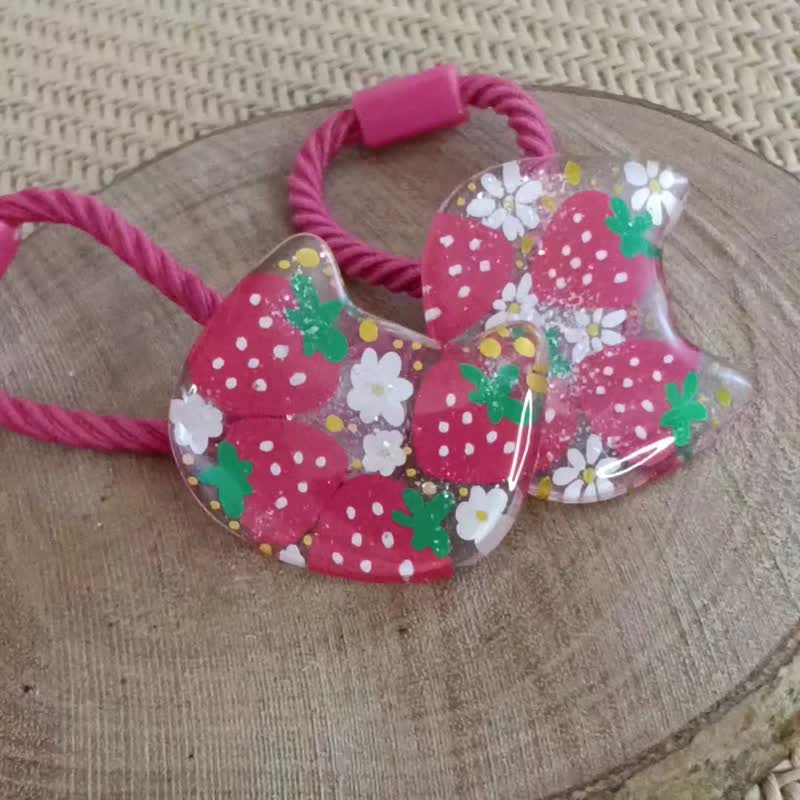 喵の甜点时光 l 手作草莓猫咪发扣 (一对) - 热缩片 x UV 胶 - 发饰 - 树脂 红色