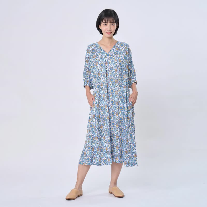 Fifi花卉印花度假長洋裝/藍 - 洋装/连衣裙 - 棉．麻 黑色