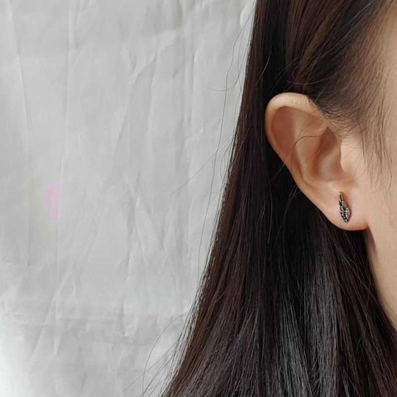 【SWS饰品】简约天使翅膀、银色款。医疗钢耳环 抗过敏 羽毛造型 - 耳环/耳夹 - 其他金属 银色