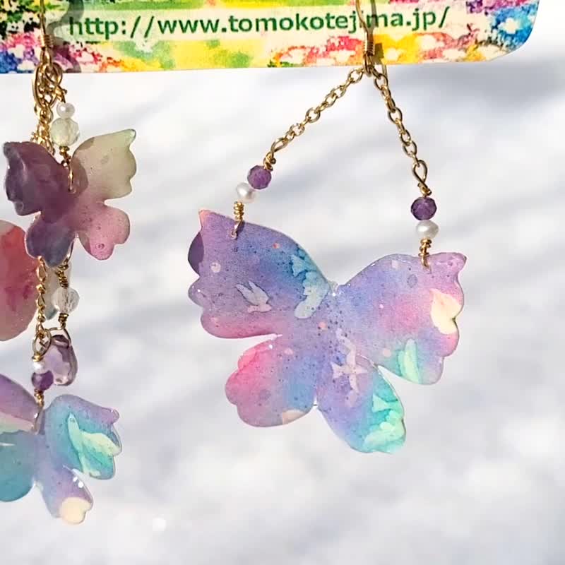 【雨后花园的梦幻蝶】不对称耳饰 水彩画 双面设计 14kgf 花卉图案 - 耳环/耳夹 - 其他金属 紫色
