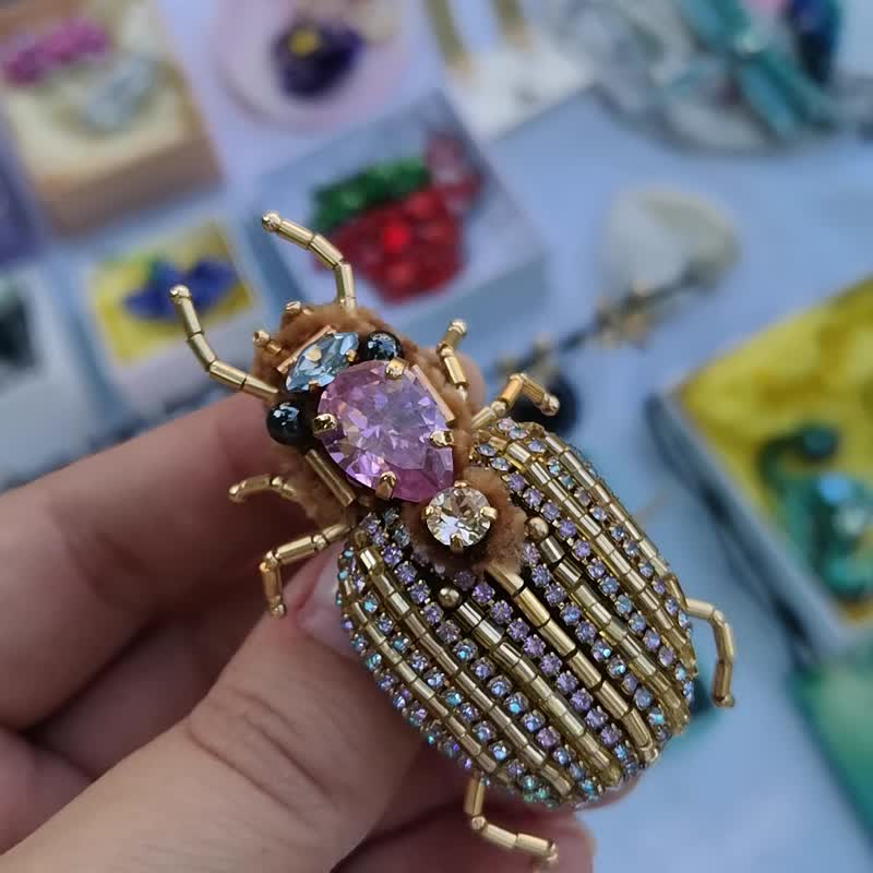 Beetle jewelry brooch, bug pin, golden bug - 胸针 - 玻璃 金色