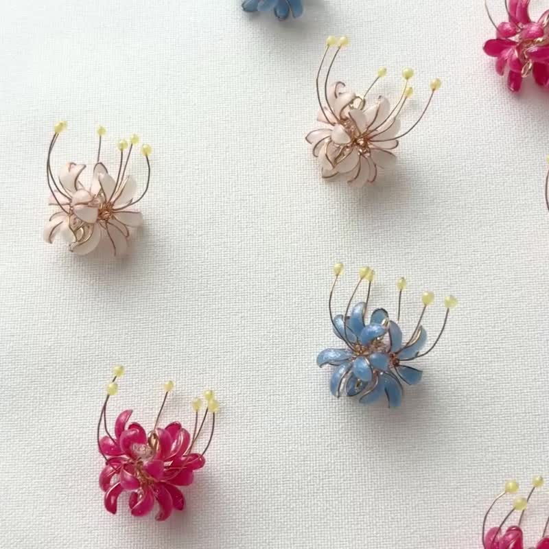 静谧绽放的白色彼岸花耳饰 | Swarovski 曼珠沙华 树脂 耳针/耳夹 - 耳环/耳夹 - 树脂 白色