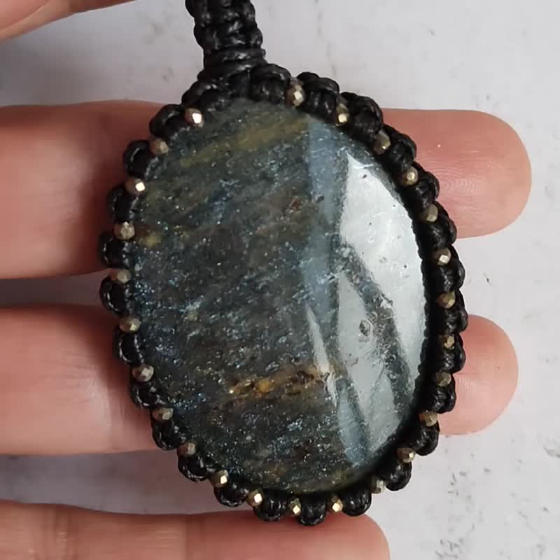 罕见的黑色东陵 (Utkinite) 项链，镶有黄铁矿珠。 - 项链 - 宝石 咖啡色