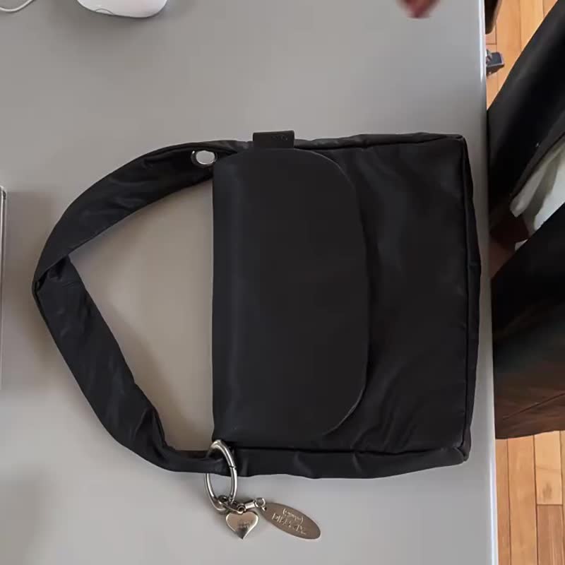 黑色 扭扭包 軟fufu夾棉 肩背包 大容量腋下包 不含掛飾 - 侧背包/斜挎包 - 人造皮革 黑色