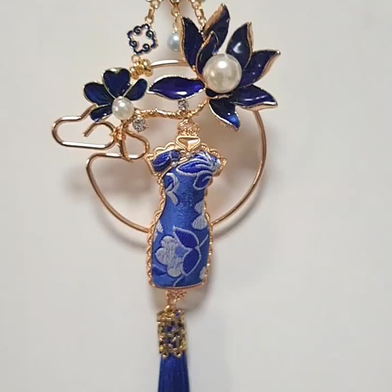 【端午专区】宋锦旗袍香包~吊饰/车用挂饰 (青花瓷) - 吊饰 - 其他金属 蓝色