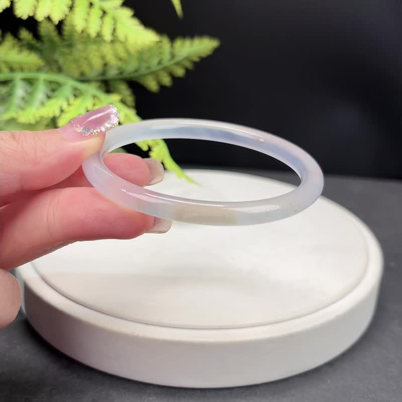 白玛瑙手镯 59MM 冰润起光飘花 细圆条叮当款 智慧灵性勇气信心 - 手链/手环 - 半宝石 白色