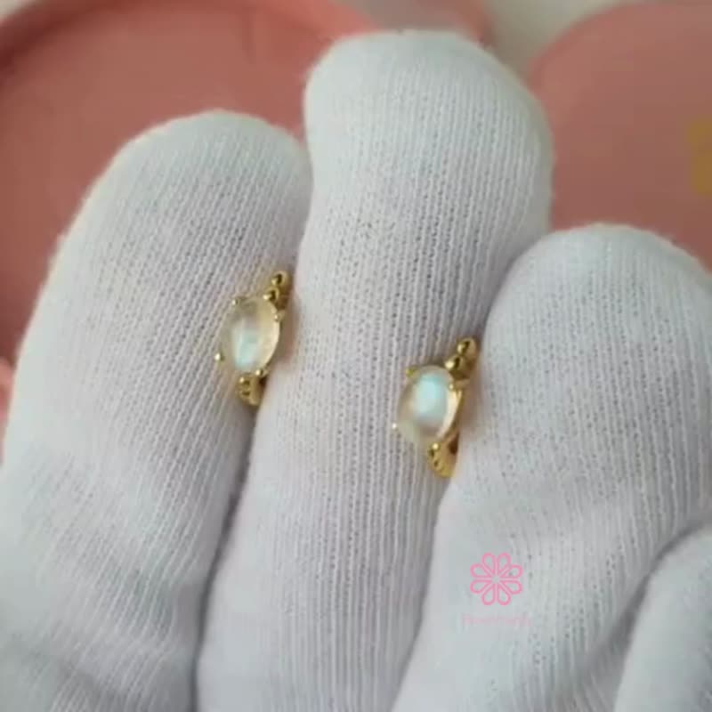 Hoop Earrings Natural Rainbow Moonstone Silver925 with Gold Plated. - 耳环/耳夹 - 纯银 白色