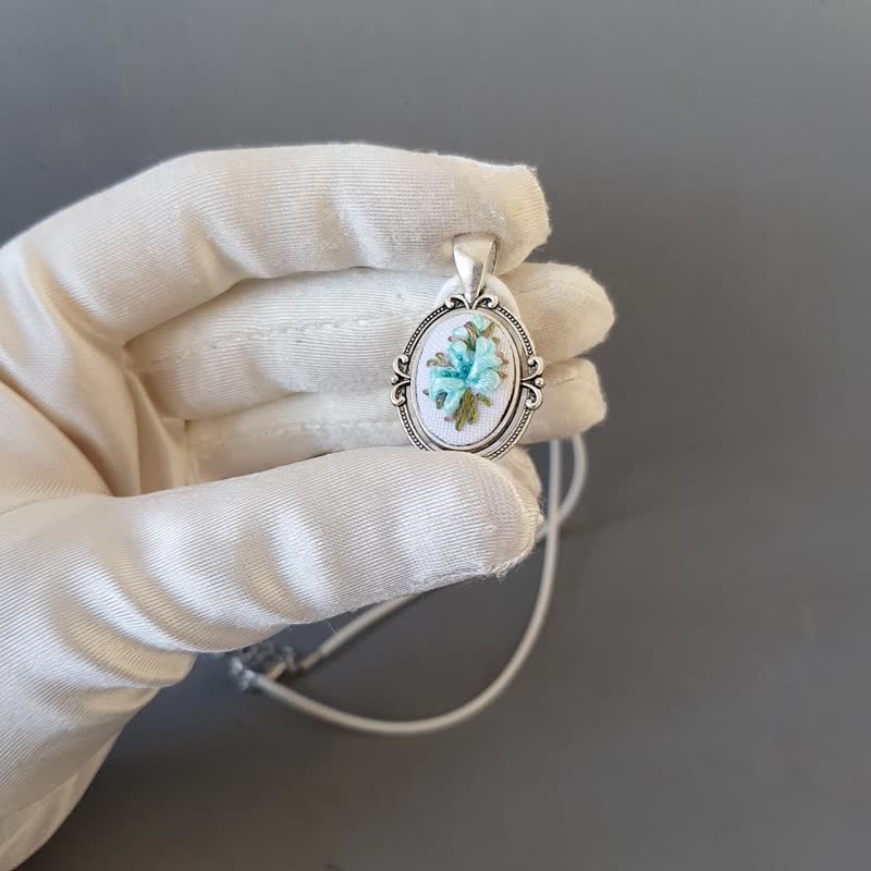 刺绣 珠宝 丝带刺绣坠饰献给她，手工刺绣饰品 - 项链 - 丝．绢 蓝色