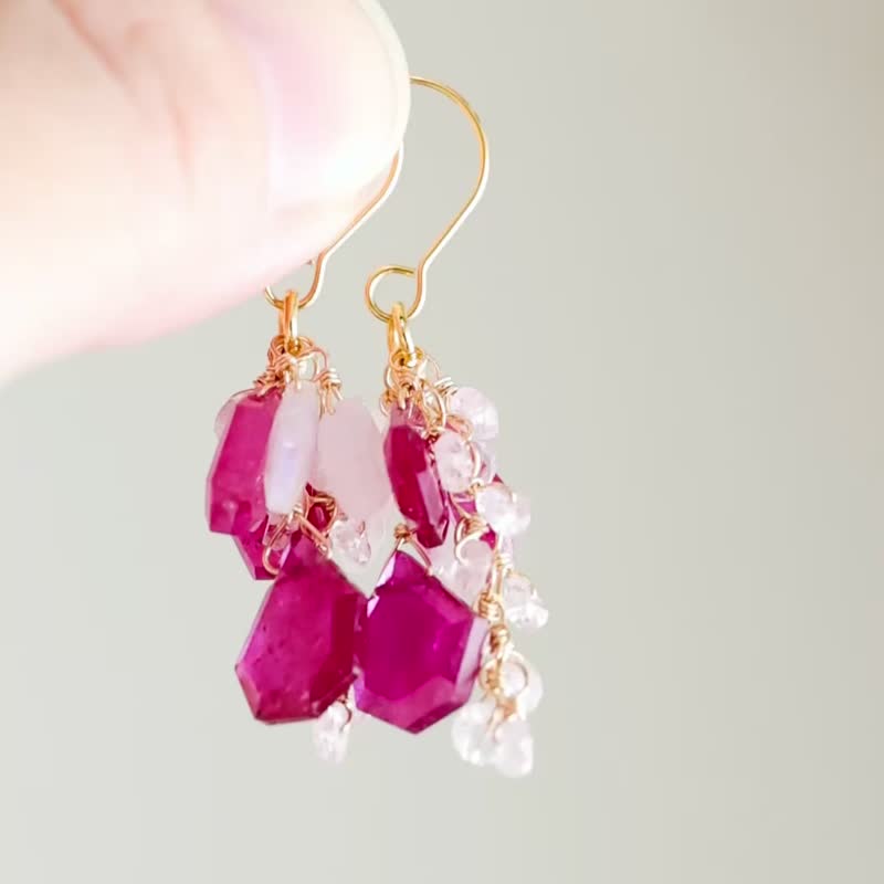 切片式红宝石与粉红蓝宝石及白色拉长石的耳环 - 耳环/耳夹 - 石头 粉红色