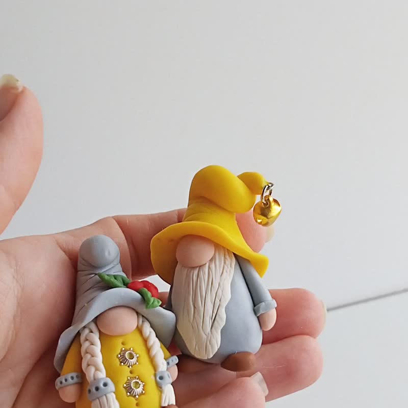Miniature fairy garden couple gnome/Shelf sitter gnomes/Potted plant decor gift - 玩偶/公仔 - 粘土 黄色