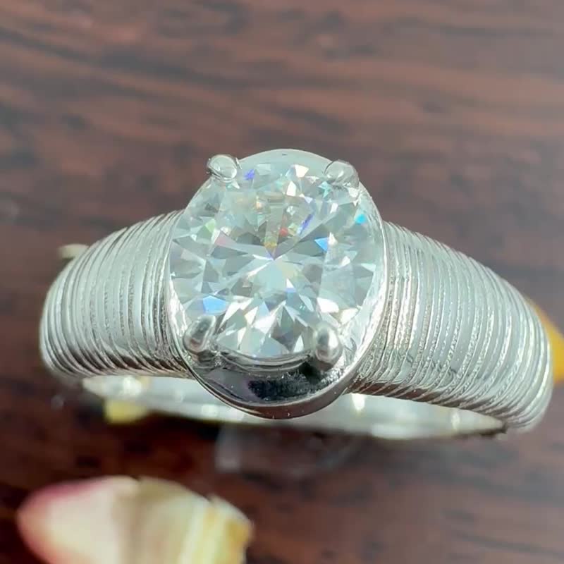 压力之上 0.8ct 莫桑钻 925银中性戒 - 戒指 - 银 