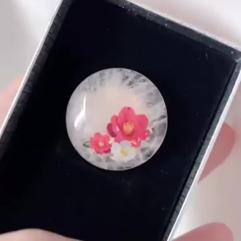 天然水晶与山茶花和服带留 金箔点缀 发钩 胸针 - 胸针 - 树脂 白色