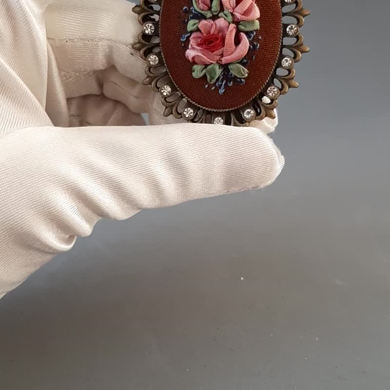 刺繡 珠寶 Ribbon embroidered pendant for her - 项链 - 丝．绢 多色