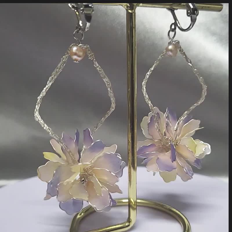 【NiouJiou手作饰品】360度都要美花球 水晶花耳环 优雅粉 - 耳环/耳夹 - 树脂 粉红色