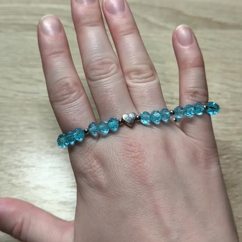浅蓝色水晶串珠手链，搭配银色金属珠与爱心坠饰 - 手链/手环 - 玻璃 蓝色