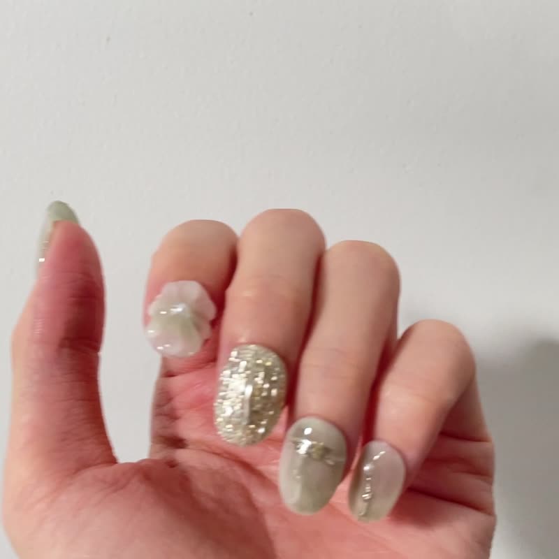 中式风格 看起来像玉的假指甲 浅绿色 镀铬穿戴甲 优雅花朵&珍珠 - 指甲油/指甲贴 - 塑料 多色