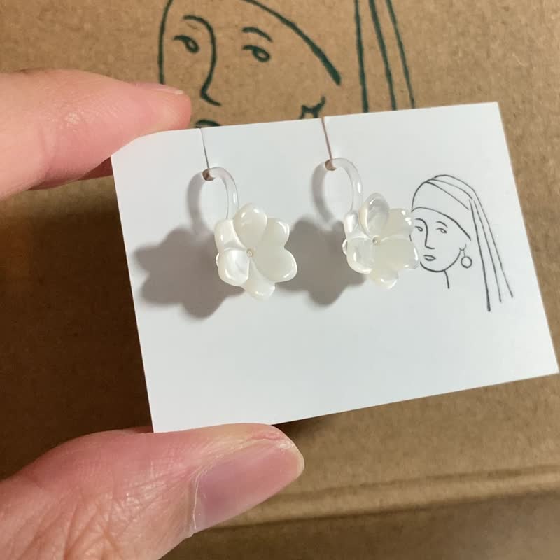 【Pinkoi 独家发售】小百合 天然贝壳 全925纯银耳环/耳夹 - 耳环/耳夹 - 贝壳 白色