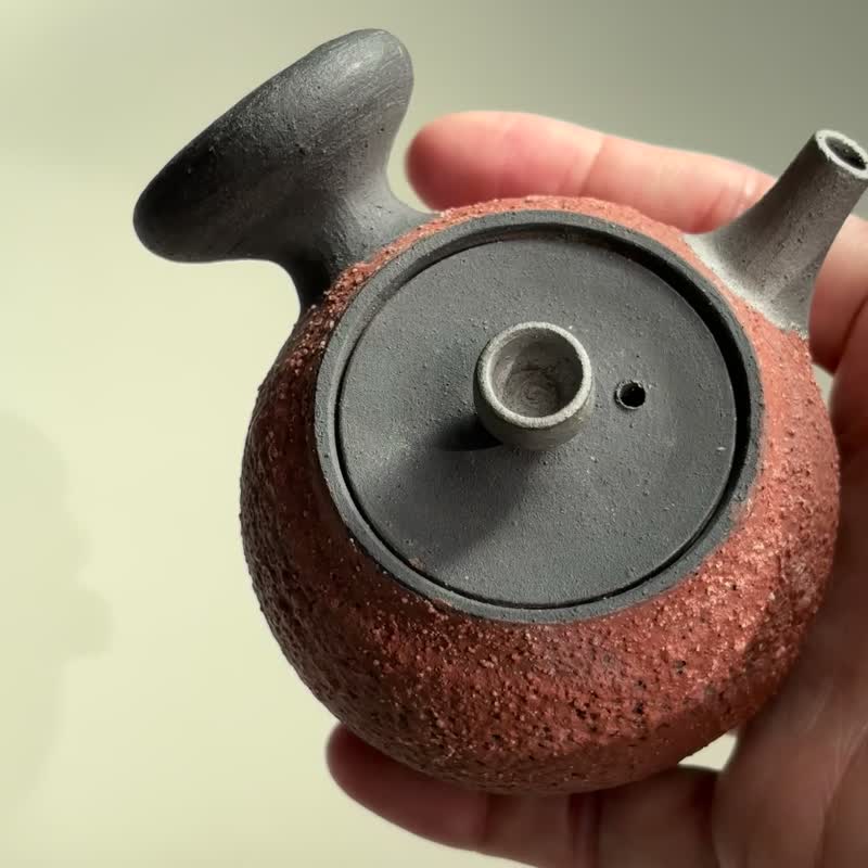 台湾名家周圣钧 黑瓦侧把壶 岩矿壶 - 茶具/茶杯 - 陶 咖啡色