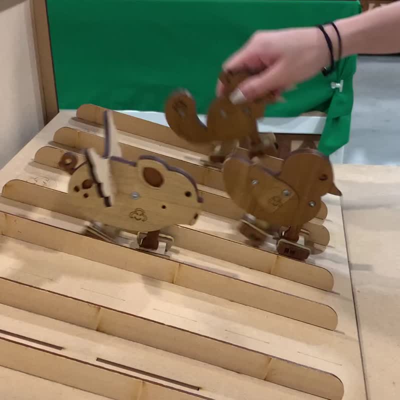 【手作DIY】自走动物 下山坡 松鼠、黄色小鸭、飞天猪 - 木工/竹艺/纸艺 - 木头 咖啡色