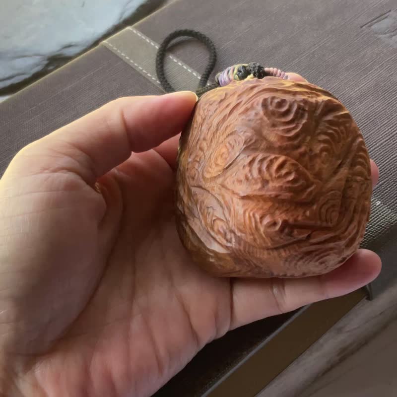 【富甲天下】桧木瘤纹手雕 吊饰 把玩件 - 吊饰 - 木头 多色