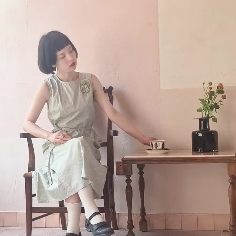 豆沙綠色 新中式圓領無袖洋裝 立體手工花系帶連衣裙 - 洋装/连衣裙 - 棉 绿色