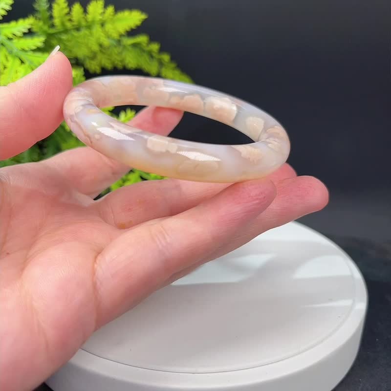 樱花玛瑙手镯55MM 冰润起光飘成型花果冻粉玉髓手环 浪漫清新优雅 - 手链/手环 - 半宝石 