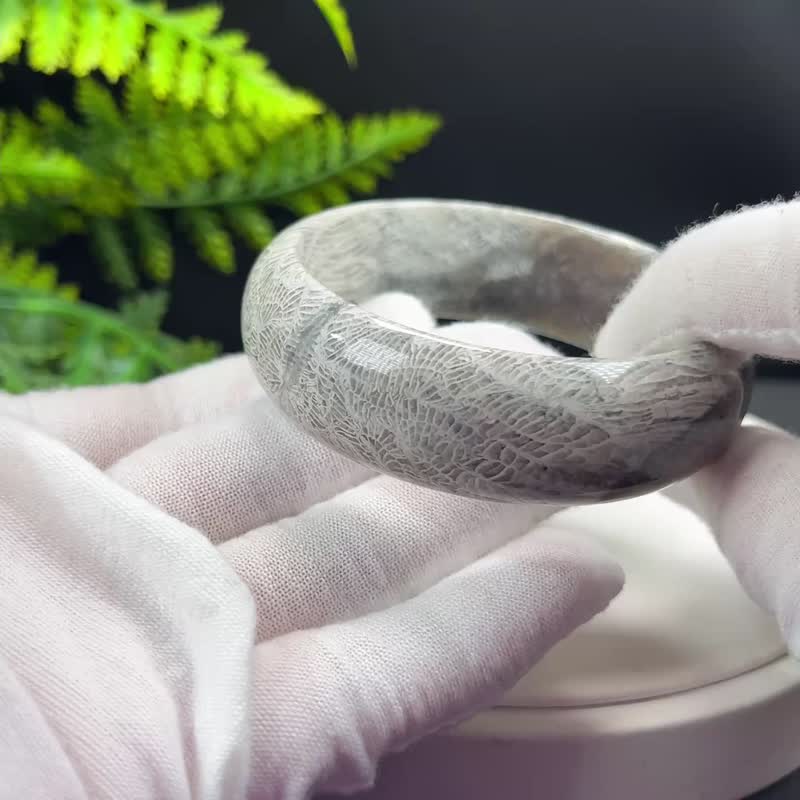 精美 渐变灰珊瑚玉手镯 57+MM 冰润高瓷玉化凤尾纹 聚财祥瑞好运 - 手链/手环 - 玉石 灰色