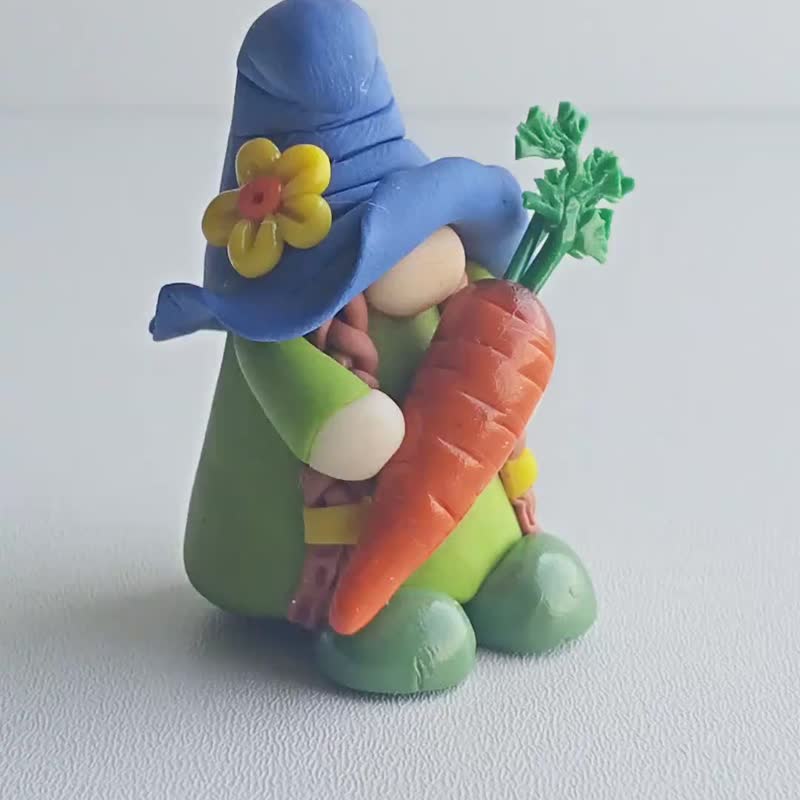 Miniature gnomes figurine with carrot/Collectable gnome gift/Gift for gardener - 摆饰 - 粘土 绿色