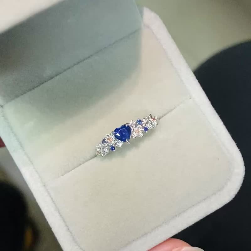 花海藏心爱心蓝宝石彩色刚玉彩色宝石小花皇家蓝 18k 金蓝宝石戒指 - 戒指 - 宝石 蓝色