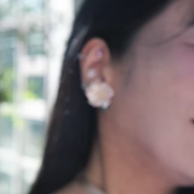 绽放之时 / 仲夏玫瑰 / 缎带颈链  / 月光白 - 项链 - 树脂 白色