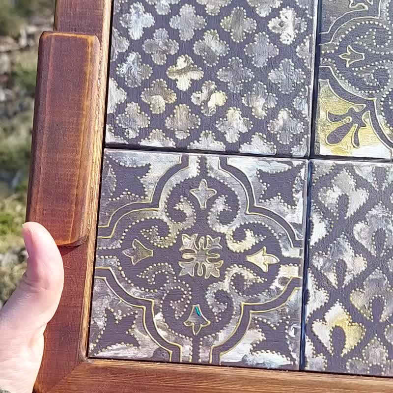 带有手绘木瓷砖的木质咖啡托盘 - 托盘/砧板 - 木头 咖啡色