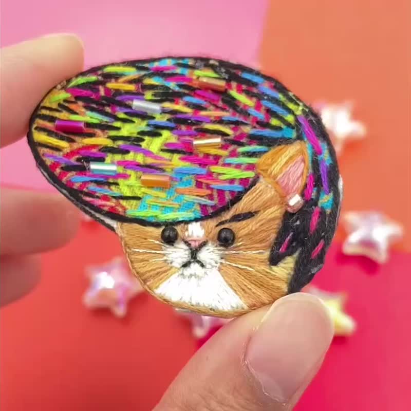 彩色飞机头坏坏橘猫。手工刺绣胸针/ 发叉/ 匙扣/ 挂饰(可定制化) - 胸针 - 绣线 多色
