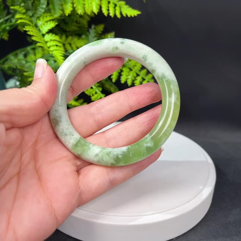 蛇纹玉手镯 58MM 青提奶盖果绿飘白岫玉手环 细腻温润 好运财富 - 手链/手环 - 玉石 